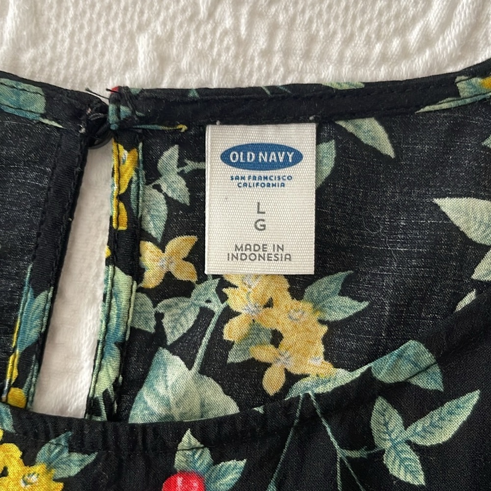 Sleeveless blouse from Old Navy. Size large - Picture 3 of 4